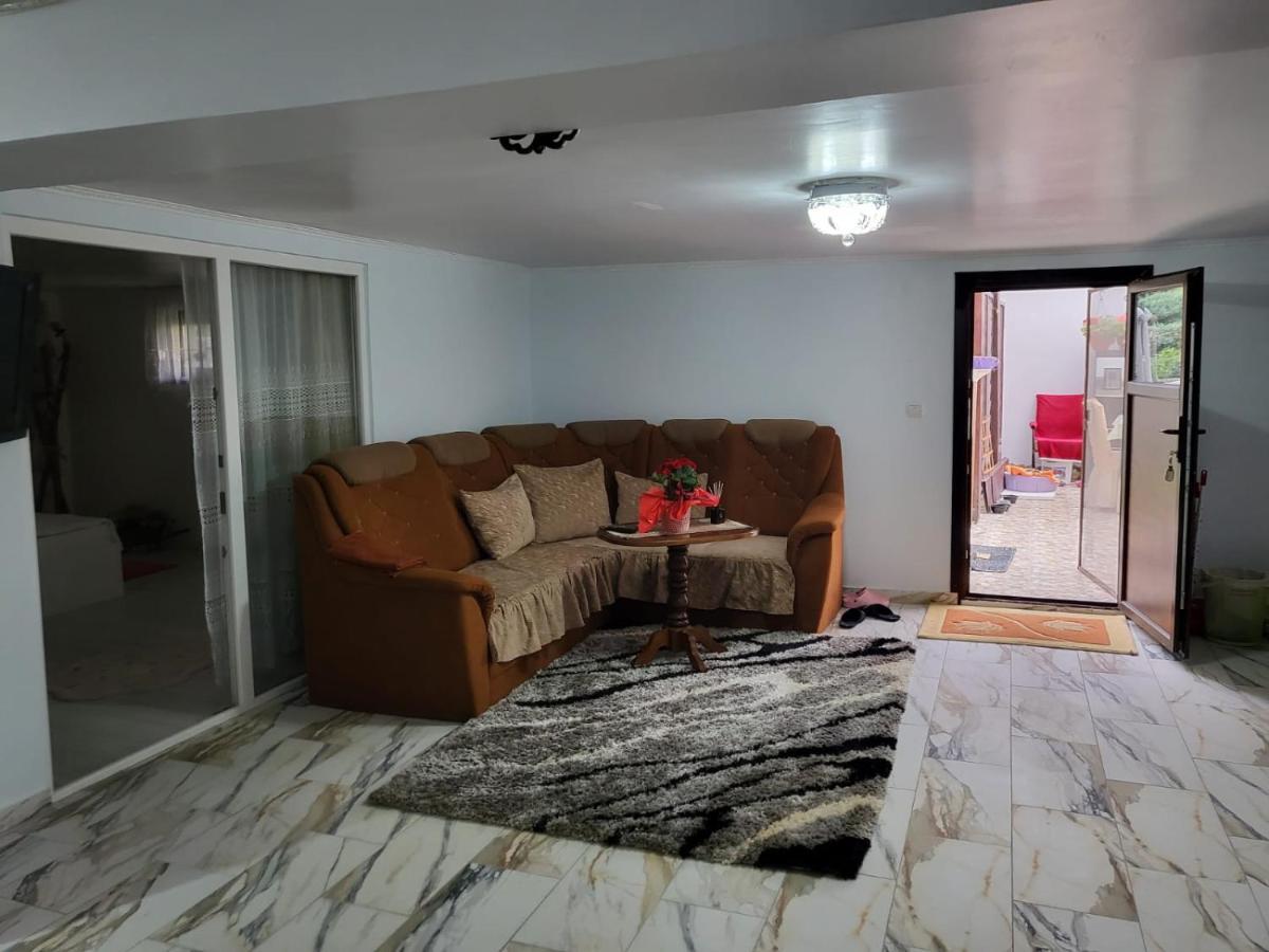 Ferienwohnung Apartament Cu Terasa Si Gratar Satu Mare Exterior foto